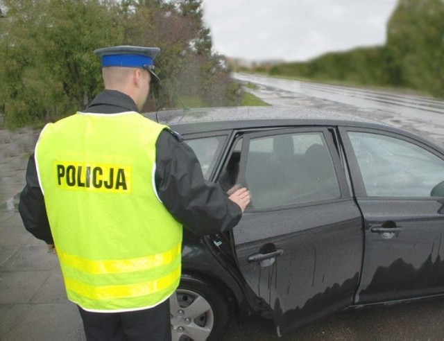 Gdy w pobliżu naszego miejsca zamieszkania widzimy dziwnie zachowujące się osoby, informujmy policję