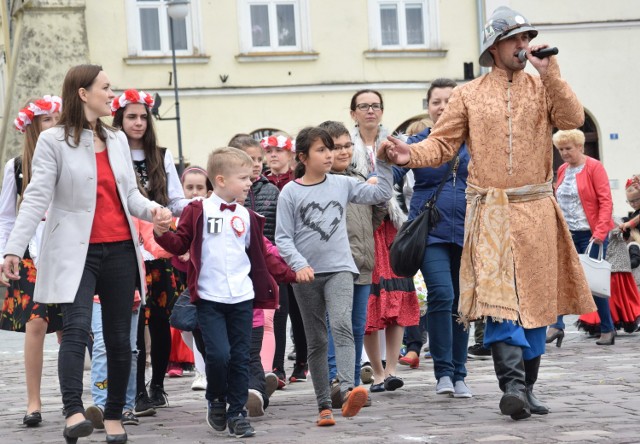 Zobaczcie zdjęcia z ostatniego weekend, kiedy na płycie rynku tańczono poloneza! 

 Zobacz też: W każdą niedzielę można zwiedzać sanocki skansen za darmo
