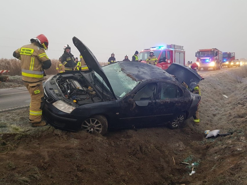 Samochód dachował w Okoninie. Uwaga na śliskie drogi! [zdjęcia]