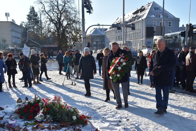 Opolanie upamiętnili ofiary stanu wojennego i zmarłych członków NSZZ Solidarność, składając kwiaty i znicze na Skwerze Solidarności.