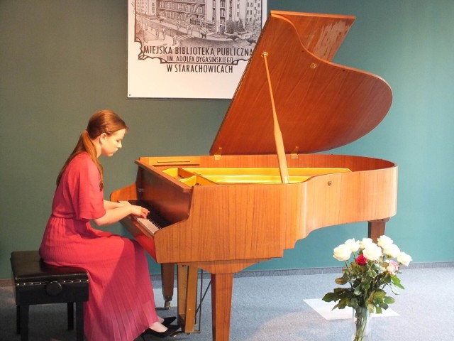 Kamila Wawrzeńczyk podczas koncertu fortepianowego w starachowickiej bibliotece