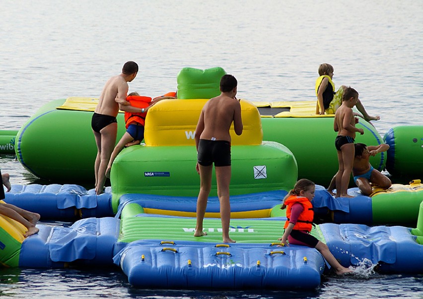 Wodny plac zabaw testowany nad jeziorem Krzywym [zdjęcia]