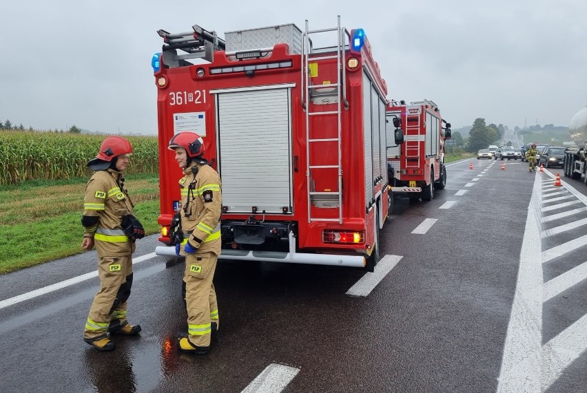 Wypadek w Żurawicy pod Przemyślem. Na drodze krajowej nr 77 zderzyły się dwa busy i osobówka. Ranna została kobieta [ZDJĘCIA]