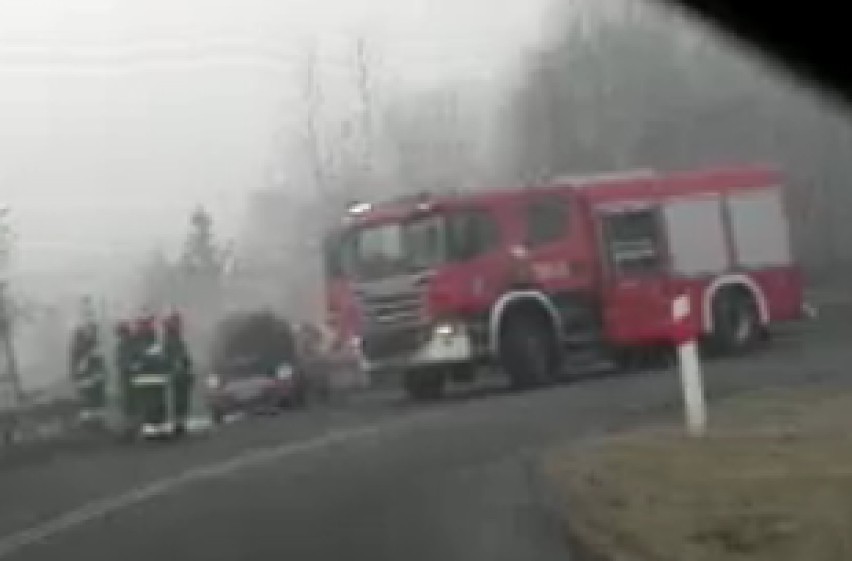 Płonącym samochodem zajęli się strażacy