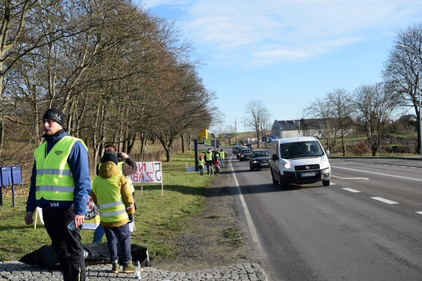 Starogard Gd. Czarne worki przy drodze i znicze. Moto Kociewie Stg zorganizowało happening ZDJĘCIA 