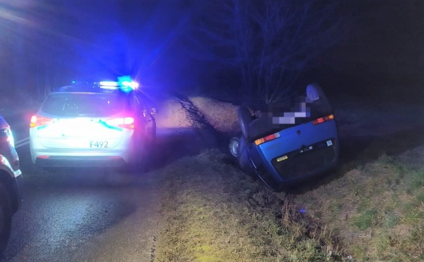 Wypadek w miejscowości Rożny. Kierowca cinquecento stracił panowanie nad pojazdem, auto dachowało