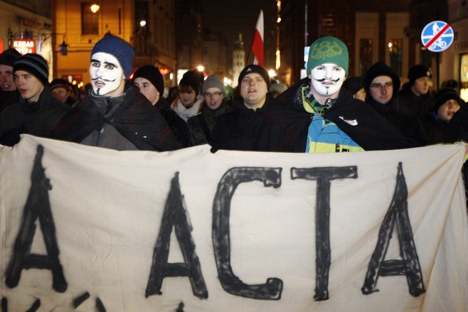 Manifestanci podczas demonstracji "Nie dla ACTA" w Krakowie