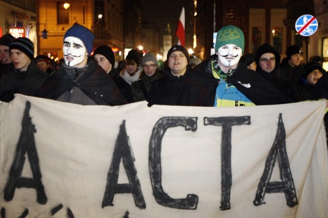 Manifestanci podczas demonstracji "Nie dla ACTA" w Krakowie