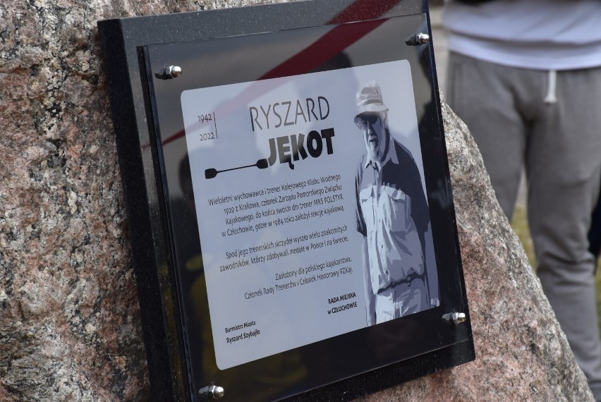 Tablica pamięci Ryszarda Jękota już odsłonięta. Postać człuchowskiego trenera kajakarzy została uczczona przy okazji otwarcia sezonu