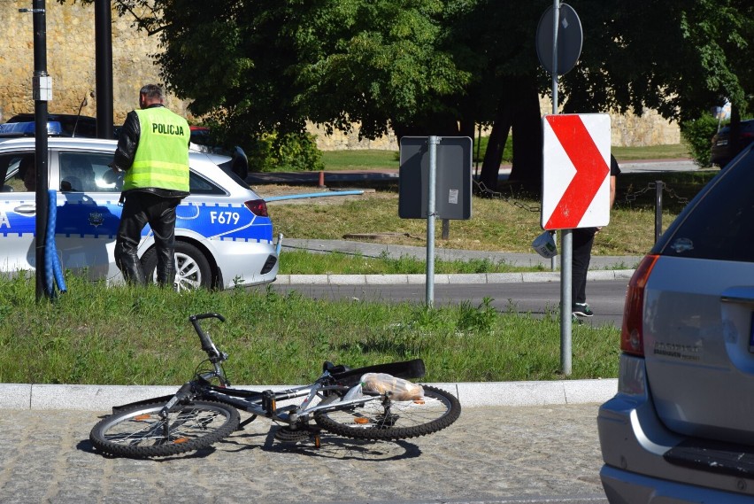 Kolejne potrącenie rowerzysty. Tym razem w Wieluniu. 69-letni mężczyzna trafił do szpitala ZDJĘCIA