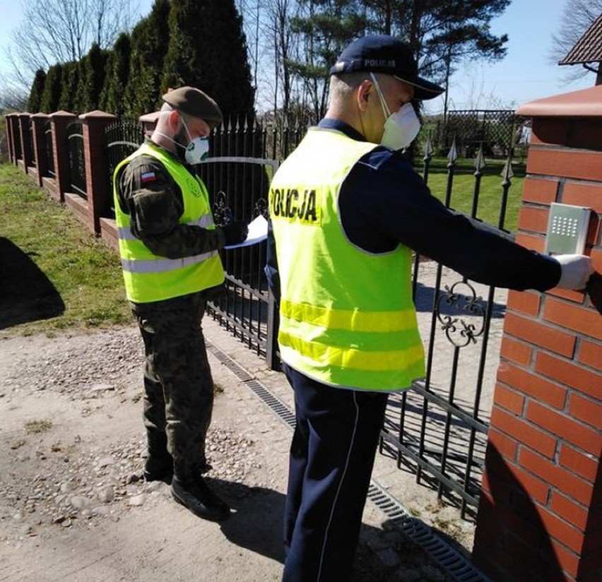 Powiat górowski. Policjanci i żołnierze sprawdzają osoby objęte obowiązkową kwarantanną domową [ZDJĘCIA]