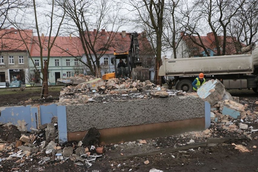 Trwa wyburzanie szaletów w Międzyrzeczu. Już nie będą...