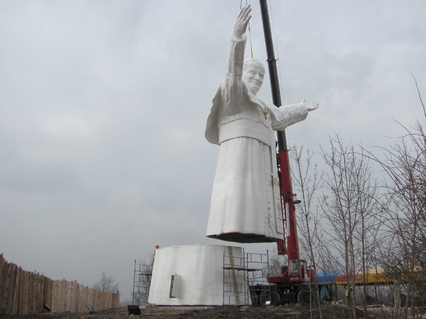 Częstochowa: Statua Jana Pawła II już zmontowana [ZDJĘCIA]