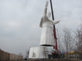 Częstochowa: Statua Jana Pawła II już zmontowana [ZDJĘCIA]