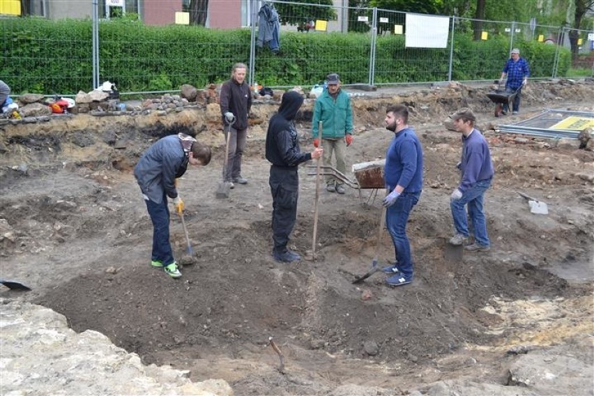 Częstochowa: Sensacyjne odkrycie archeologów. Na Nadrzecznej odkryto mury starego kościoła [ZDJĘCIA]