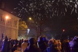Sylwester 2018 w Pruszczu Gdańskim. Mieszkańcy powitali Nowy Rok przy Urzędzie Miasta [ZDJĘCIA, WIDEO]