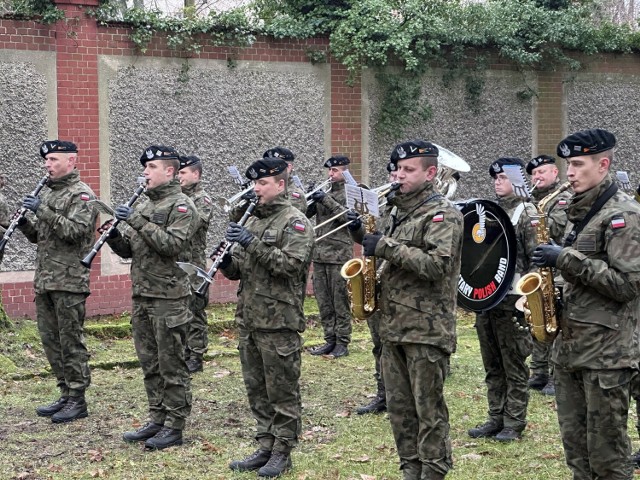 Koncert wojskowej orkiestry dętej w 105. Kresowym Szpitalu Wojskowym w Żarach