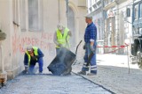 Kraków: zalali kostkę asfaltem. Szkoda [ZDJĘCIA]
