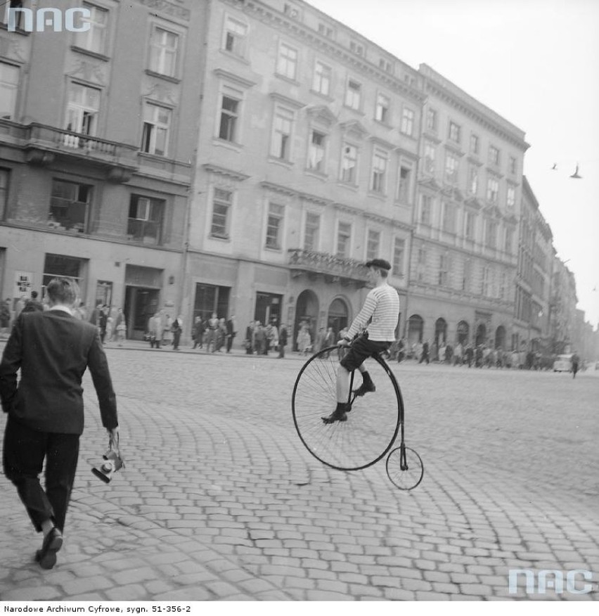 Cyklista na Rynku Głównym.