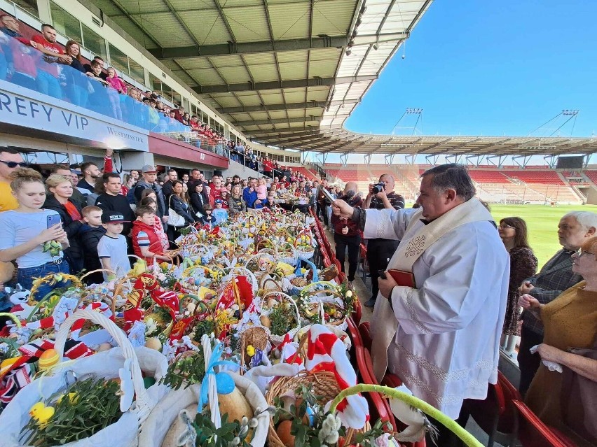 Wielka Sobota w Sercu Łodzi. Kibice Widzewa święcili koszyczki na stadionie swojego klubu ZDJĘCIA