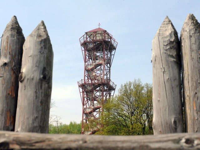 Skansen czynny jest od wtorku do niedzieli w godz. 9-15. Bilet – 18 zł (ulgowy - 13 zł), wejście na platformę widokową - 2 zł. 

Na grodzisku zrekonstruowanych zostało ponad 150 metrów wałów obronnych, 2 bramy prowadzące do grodu oraz 6 chat. Na terenie parku archeologicznego zlokalizowane są rekonstrukcje wiosek: otomańskiej z początków epoki brązu oraz słowiańskiej z wczesnego średniowiecza. Z wieży widokowej widać doskonale całe założenie architektoniczne grodu. Można też podziwiać rozległe obszary Beskidów, Pogórzy Karpackich i Dołów Jasielsko-Sanockich.

_________________________________________________________________________________
 

_________________________________________________________________________________
