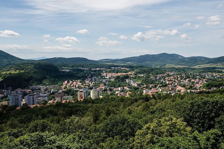 Na wzgórzu Gedymina, pomiędzy Szczawnem-Zdrojem, a...