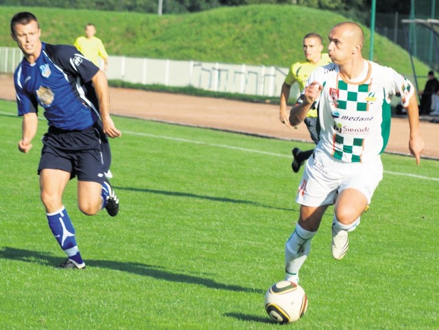 Kapitan Warty Marcin Kobierski (od prawej) nie zdobył jeszcze w tym sezonie gola w meczu III ligi