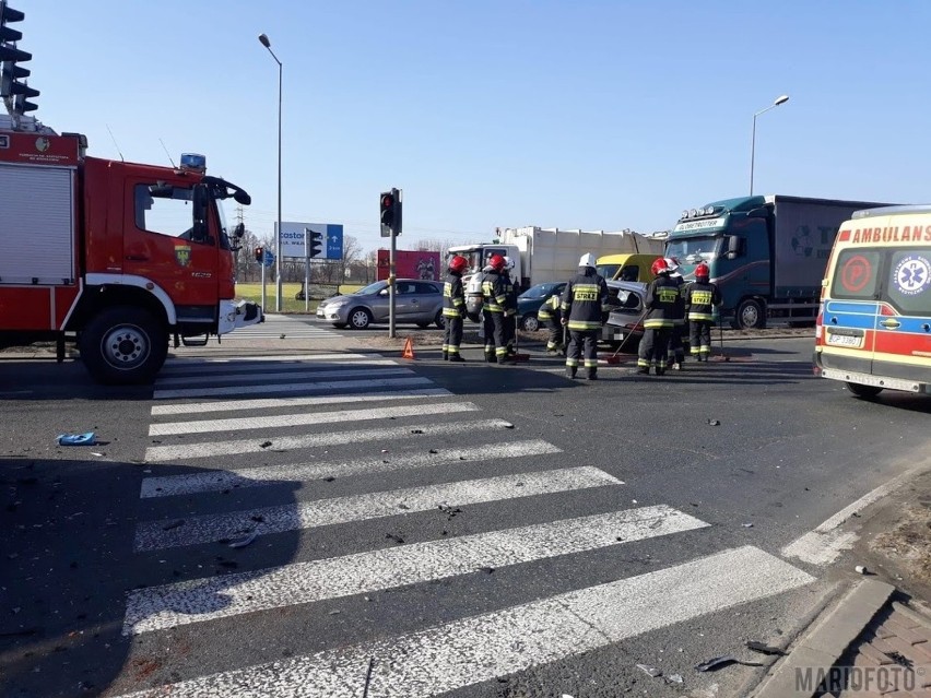 Zderzenie fiata z nissanem na obwodnicy Opola.