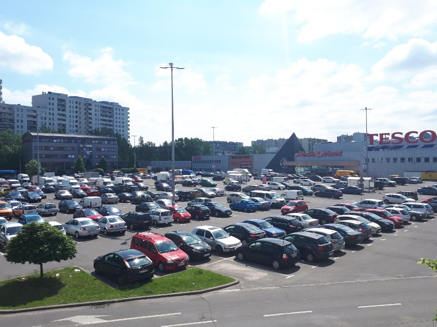 Tesco, Górczewska. Największy darmowy parking na Bemowie od czerwca będzie płatny. Kłopoty mieszkańców