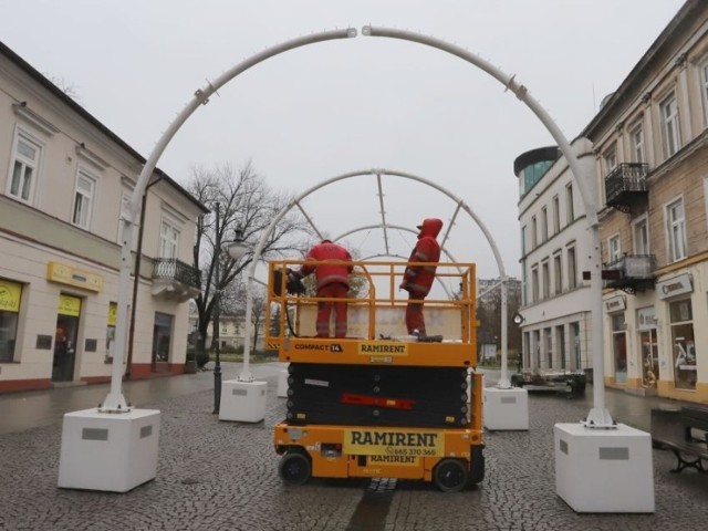 Na deptaku w Radomiu ruszyła budowa tunelu świetlnego, zajęli się tym pracownicy Zakładu Usług Komunalnych.