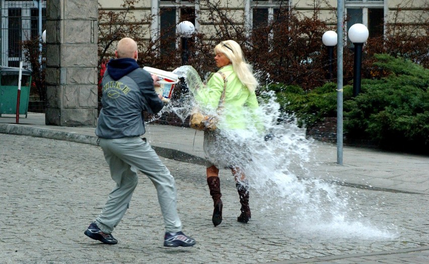 Strażnicy będą zwracać uwagę na osoby, które zamiast polewać...