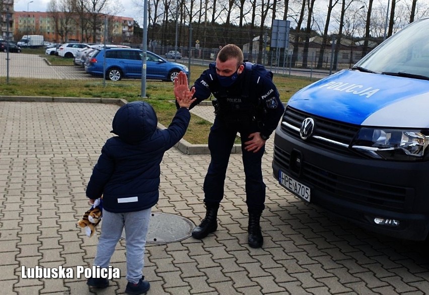 Jasiowi podoba się nowosolskiej komendzie policji.