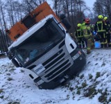 Witkowice k. Kęt. Uwaga ślisko! Śmieciarka w rowie po zderzeniu z samochodem osobowym