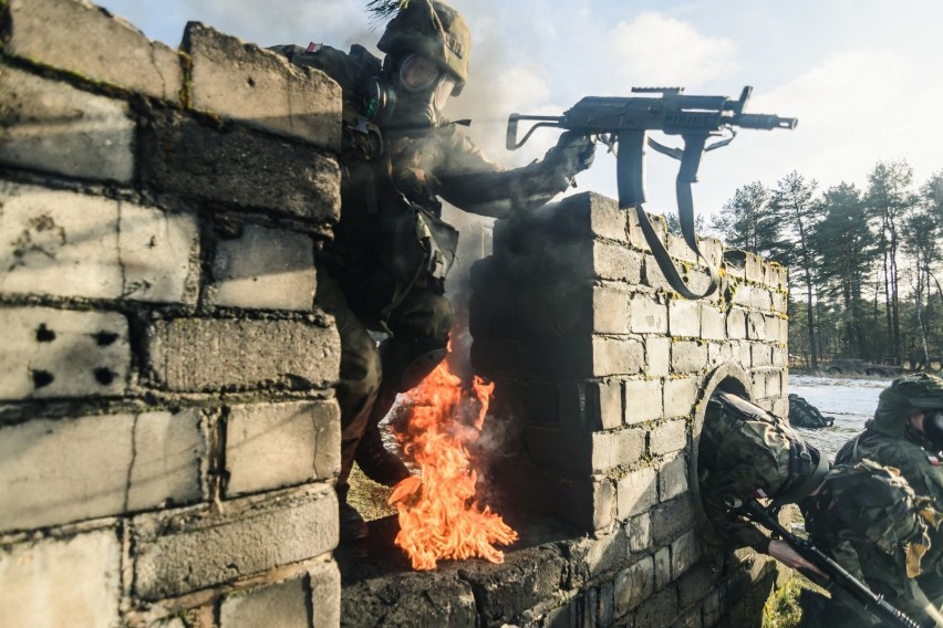 Przez ogień i dym. Żołnierze szykują się do wyjazdu na Bałkany [ZDJĘCIA]