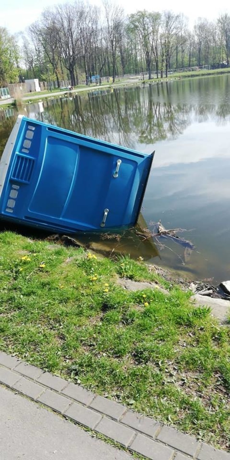 Przenośna toaleta wrzucona do Zalewu Nowohuckiego