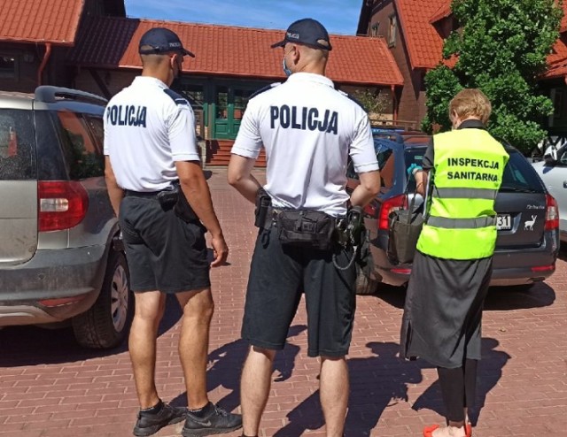 W miejscach publicznych w Tucholi możesz spodziewać się kontroli inspektorów sanepidu i policjantów. Utrzymuj bezpieczny dystans!
