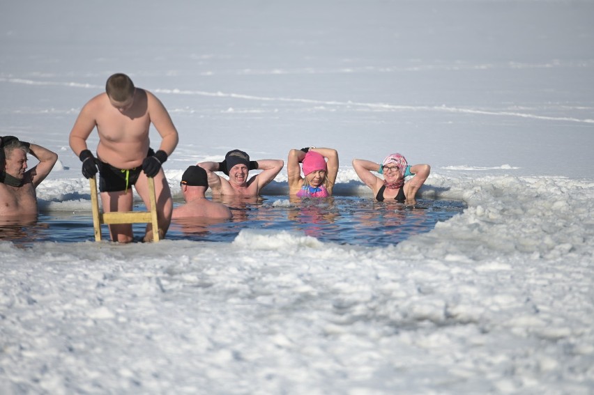 Grudziądz. Walentynkowe morsowanie na plaży "Delfin" w Rudniku