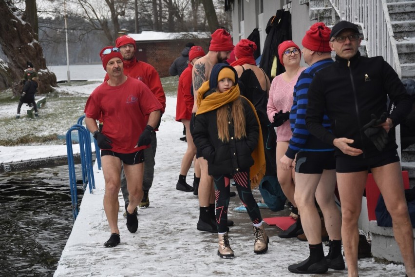 Orkiestrowe morsowanie w Wągrowcu. Kilkudziesięciu morsów weszło do Jeziora Durowskiego 