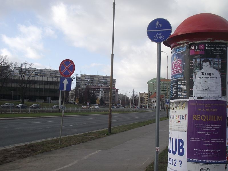 Nie wszyscy piesi zauważają znak ustawiony za przejściem dla...