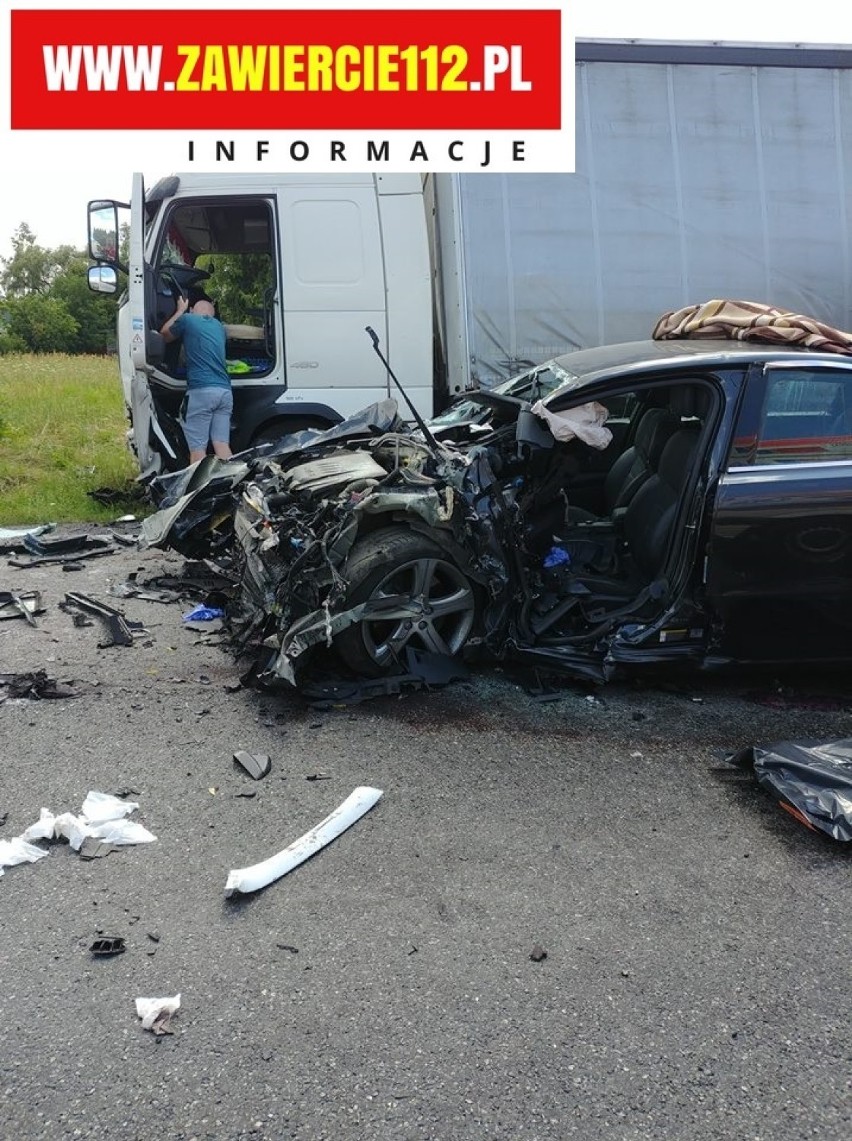 Śmiertelny wypadek na DK78 w Szczekocinach. Nie żyje kierowca osobówki. Droga jest zablokowana ZDJĘCIA