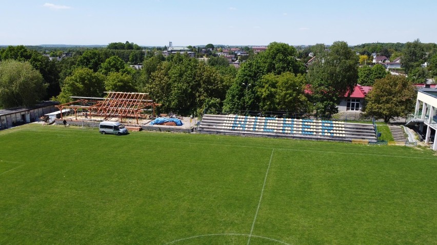 Trwa budowa wiaty na stadionie klubu Wicher Wilchwy