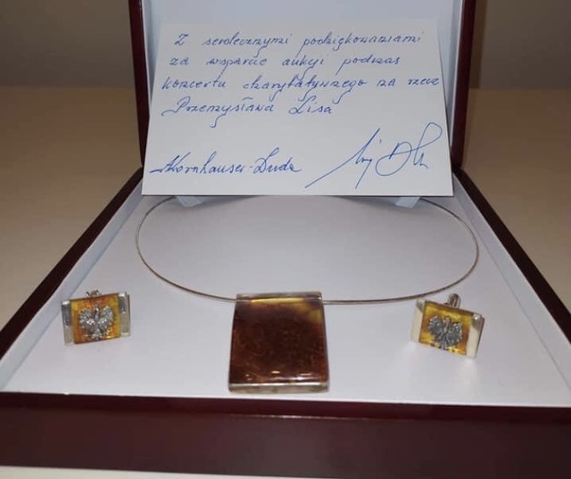 By pomóc Przemkowi, można wylicytować dar od samej pary prezydenckiej - cena wynosi już trzy tysiące złotych!