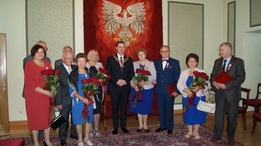 Uroczystość wręczenia Medali Za Długoletnie Pożycie Małżeńskie 5 parom Jubilatów w USC w Skierniewicach [ZDJĘCIA]