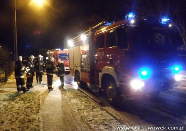 W niedzielę po godzinie 19 strażacy otrzymali zgłoszenie o pożarze poddasza w budynku jednorodzinnym przy ulicy Powstańców Wielkopolskich. W sumie w działaniach udział wzięło 5 zastępów z JRG nowy Tomyśl, OSP Lwówek i OSP Bolewice.

Zobacz więcej: Lwówek: Pożar domu [ZDJĘCIA]