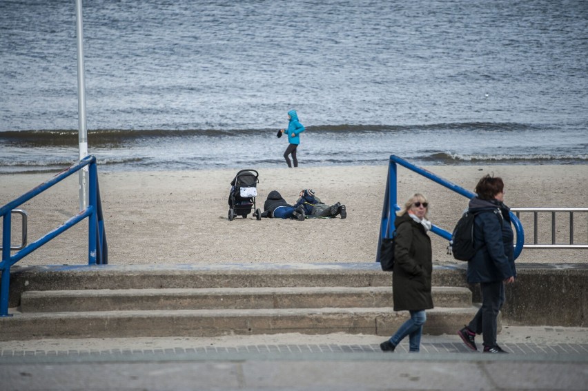 Wiosenna plaża i molo w Kołobrzegu. Tak się łapie nieliczne jeszcze promienie słońca