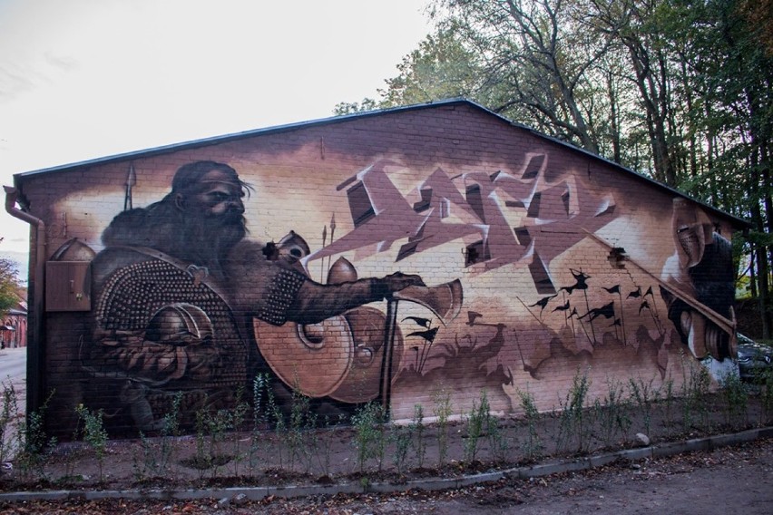 Nowy mural w Darłowie. Na nim wiking i rycerz [ZDJĘCIA]