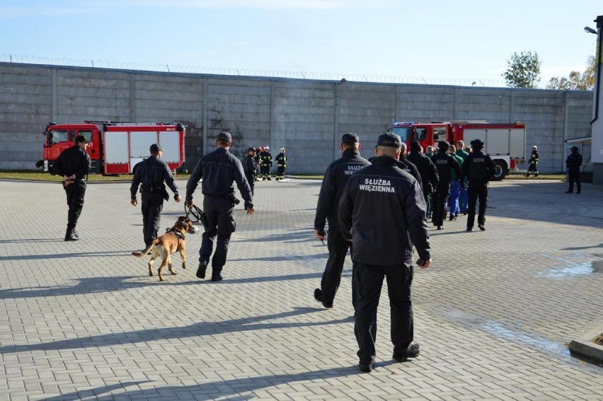 Pożar palet w Zakładzie Karnym w Czerwonym Borze. Ćwiczenia mundurowych "Jesień 2019" [zdjęcia]