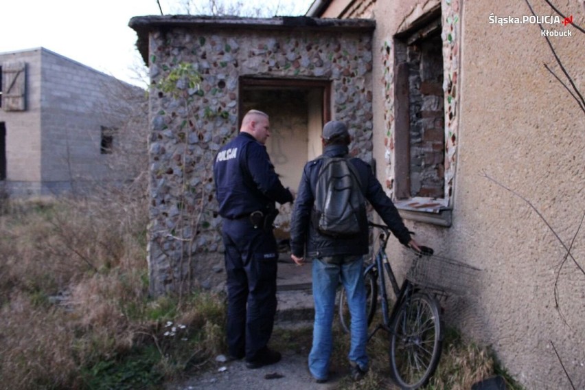 Policjant z Kłobucka pomógł bezdomnemu 37-latkowi. Mężczyzna ma już dach nad głową