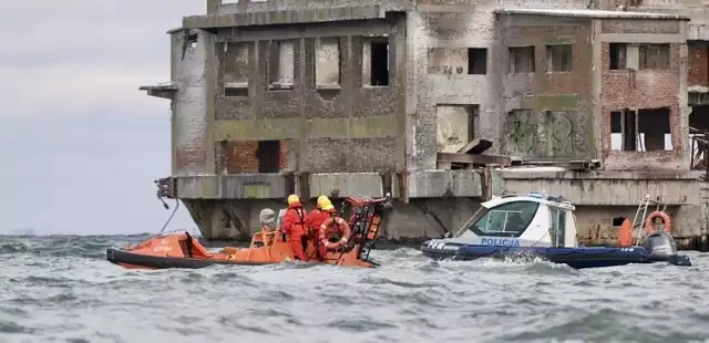 Trwa akcja ratunkowa w Gdyni. Wojsko, straż pożarna, SAR oraz policja poszukują jednego z dwóch płetwonurków, którzy pływali przy Torpedowni