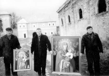 Mieszkańcy Podkamienia, którzy chcieliby odzyskać oryginał obrazu Matki Boskiej Podkamieńskiej, modlą się do jej kopii. Jest ona dla nich równie cenna. Mieszkańcy Podkamienia, którzy chcieliby odzyskać oryginał obrazu Matki Boskiej Podkamieńskiej, modlą się do jej kopii. Jest ona dla nich równie cenna. Mieszkańcy Podkamienia, którzy chcieliby odzyskać oryginał obrazu Matki Boskiej Podkamieńskiej, modlą się do jej kopii. Jest ona dla nich równie cenna.